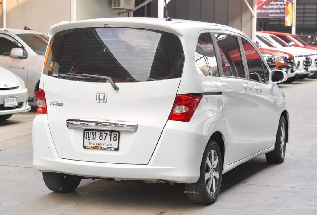 2011 Honda Freed สีขาว (รูปที่ 8)