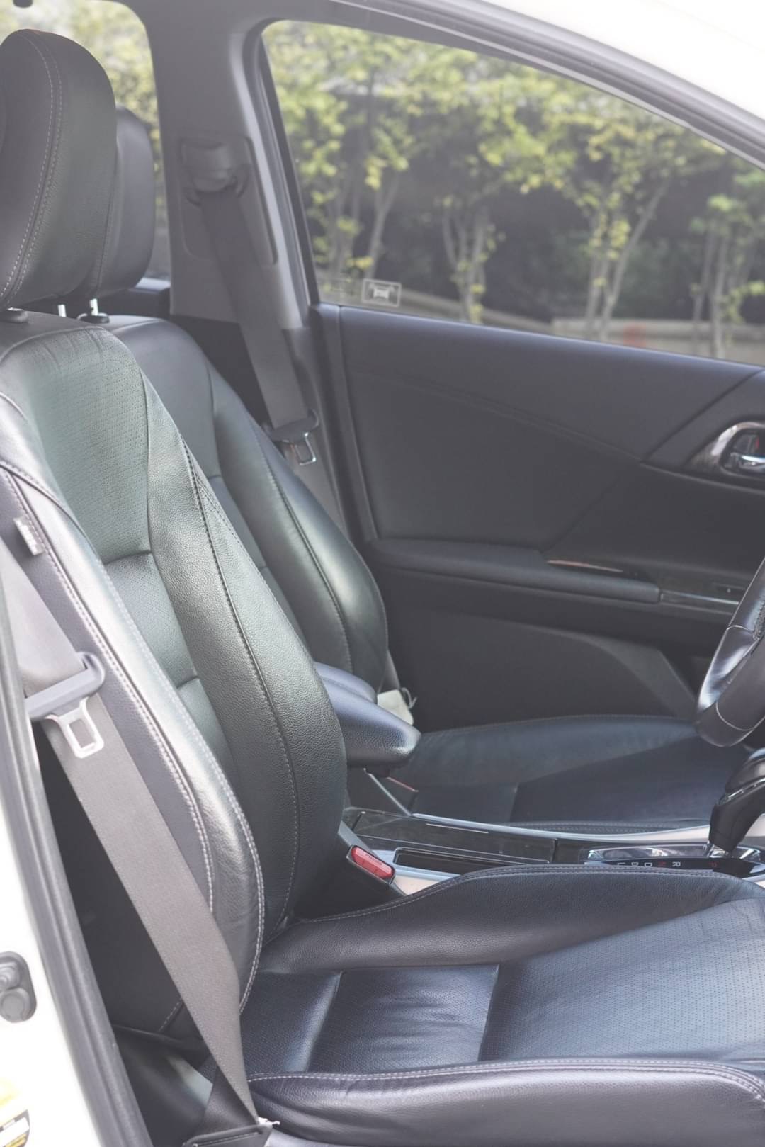 2015 Honda Accord สีขาว (รูปที่ 16)