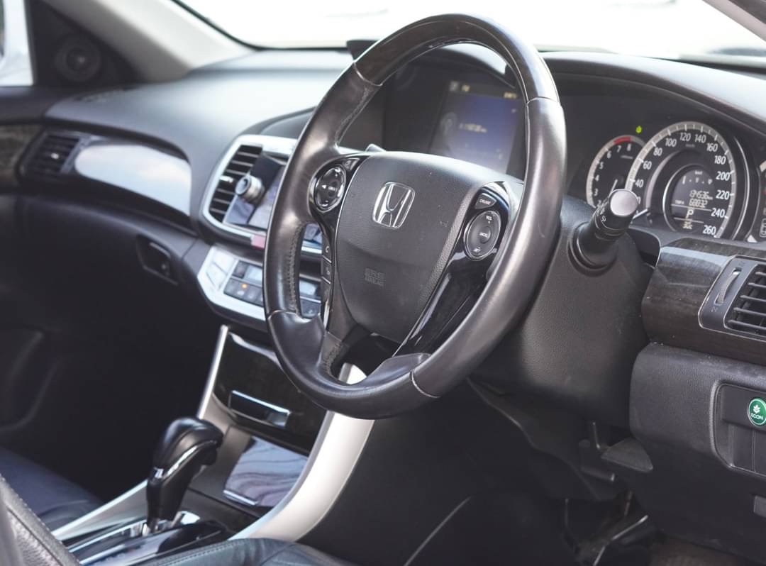 2015 Honda Accord สีขาว (รูปที่ 11)