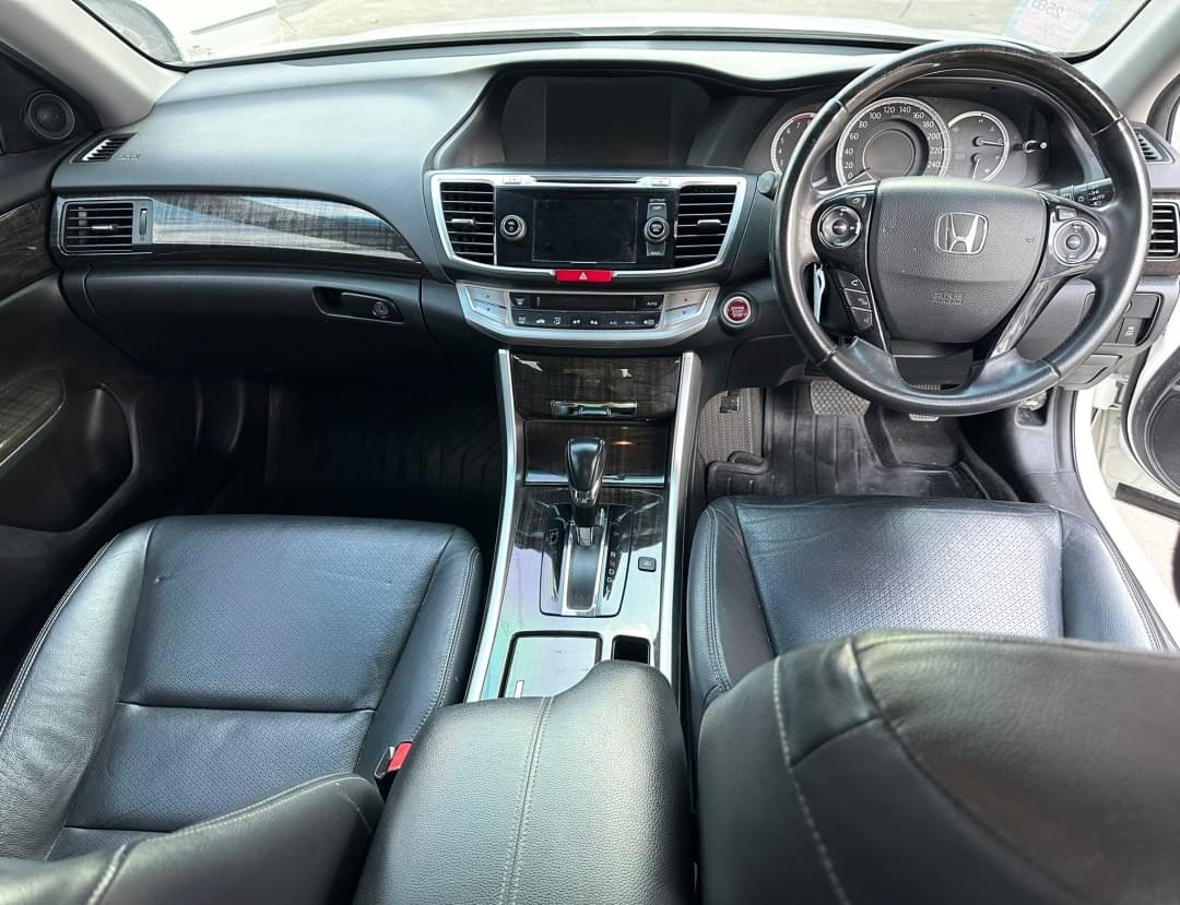 2015 Honda Accord สีขาว (รูปที่ 9)