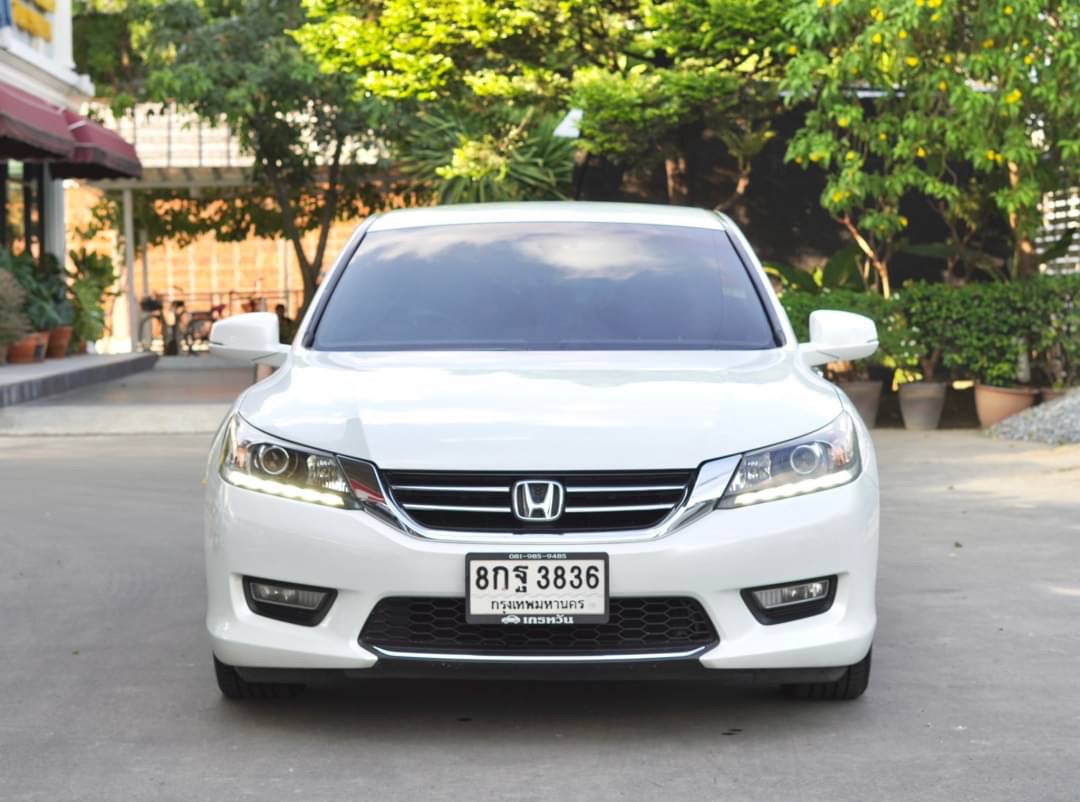 2015 Honda Accord สีขาว (รูปที่ 2)