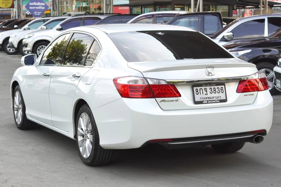 2015 Honda Accord สีขาว (รูปที่ 6)