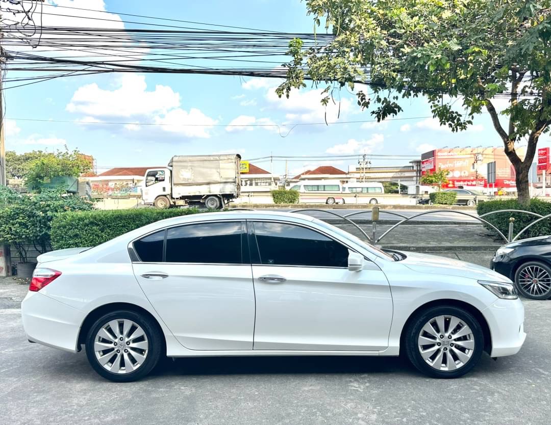 2015 Honda Accord สีขาว (รูปที่ 3)