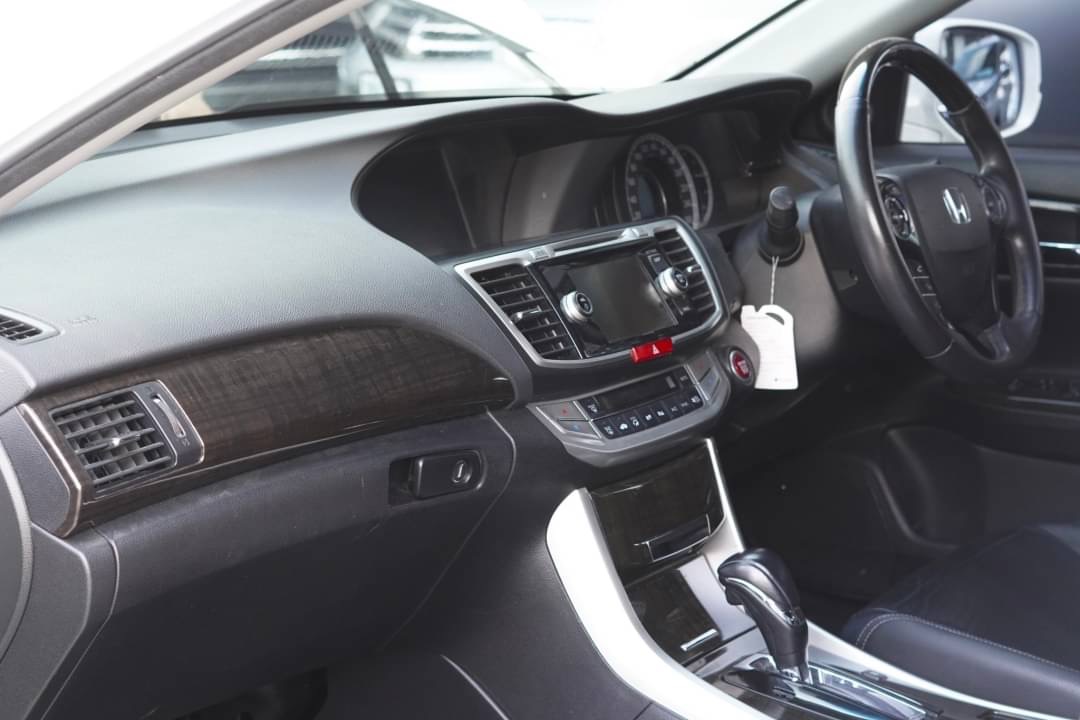 2015 Honda Accord สีขาว (รูปที่ 10)