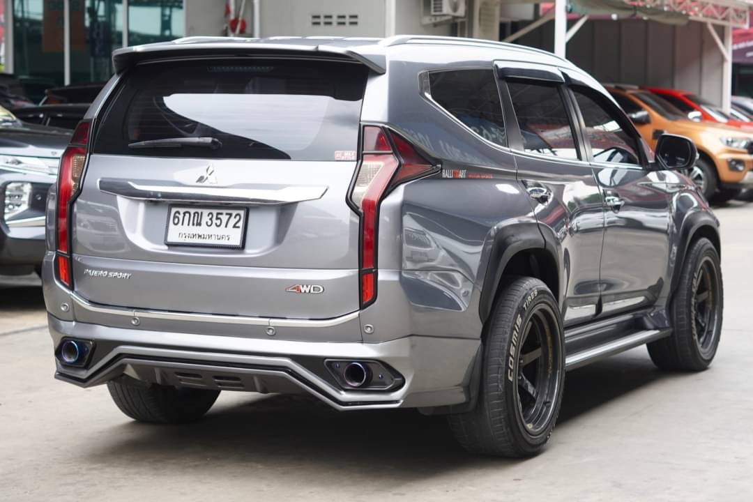 2017 Mitsubishi Pajero Sport สีเงิน (รูปที่ 3)