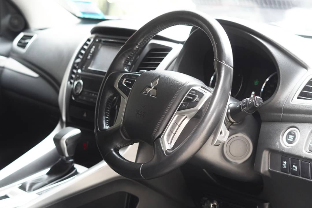 2017 Mitsubishi Pajero Sport สีเงิน (รูปที่ 11)