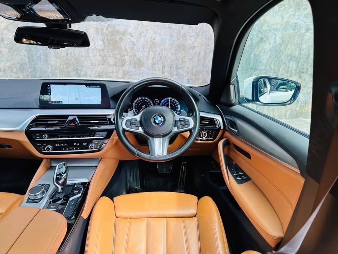 2018 BMW 5 Series G30 530e สีขาว (รูปที่ 16)