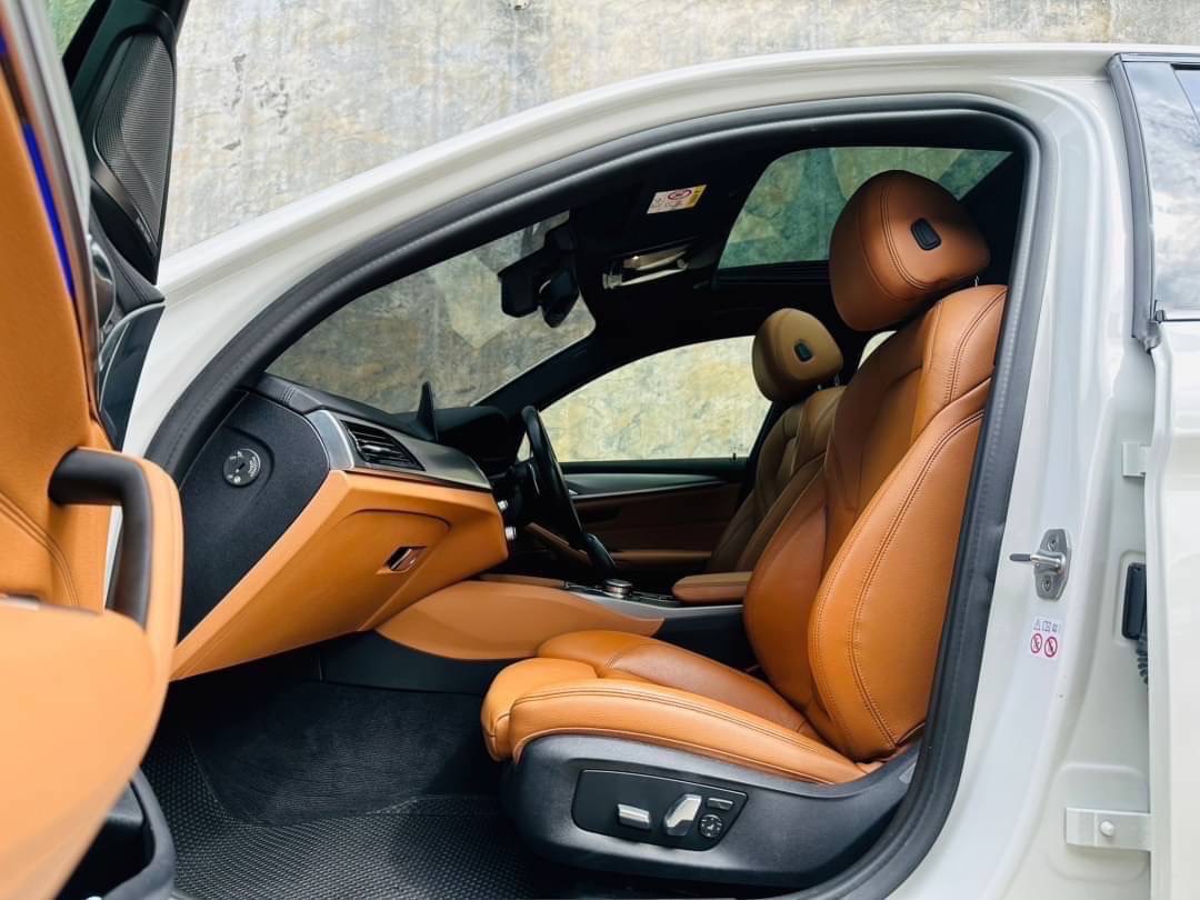 2018 BMW 5 Series G30 530e สีขาว (รูปที่ 8)