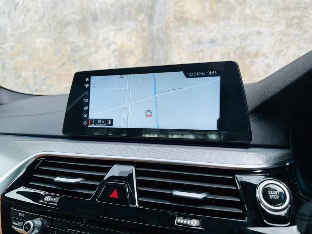 2018 BMW 5 Series G30 530e สีขาว (รูปที่ 13)