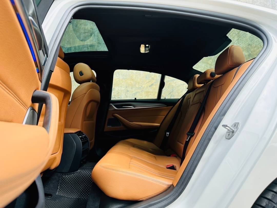 2018 BMW 5 Series G30 530e สีขาว (รูปที่ 17)