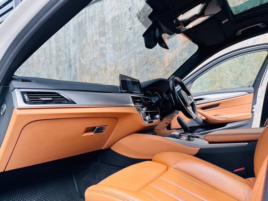 2018 BMW 5 Series G30 530e สีขาว (รูปที่ 9)