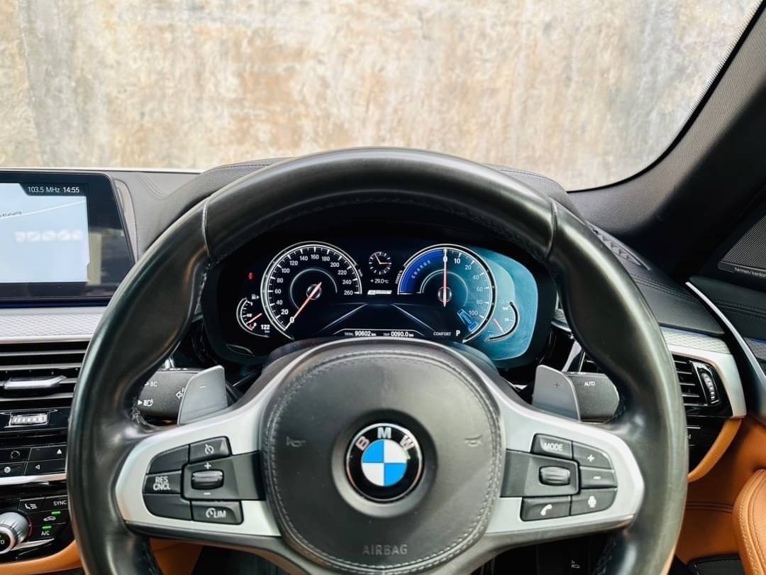 2018 BMW 5 Series G30 530e สีขาว (รูปที่ 15)