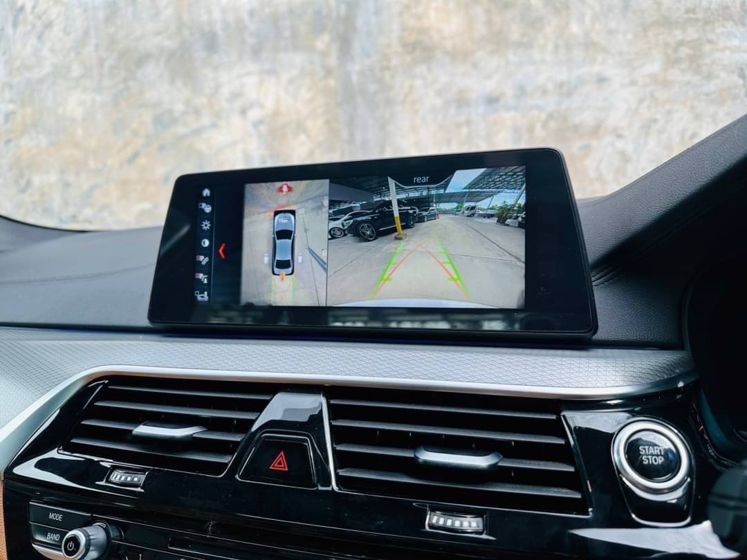 2018 BMW 5 Series G30 530e สีขาว (รูปที่ 14)