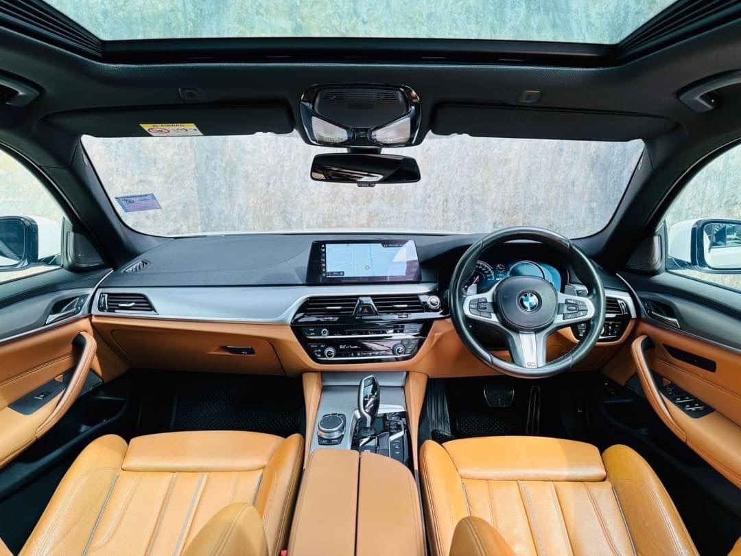 2018 BMW 5 Series G30 530e สีขาว