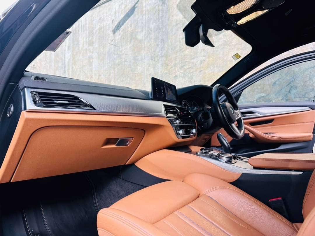 2018 BMW 5 Series G30 520d สีดำ (รูปที่ 9)
