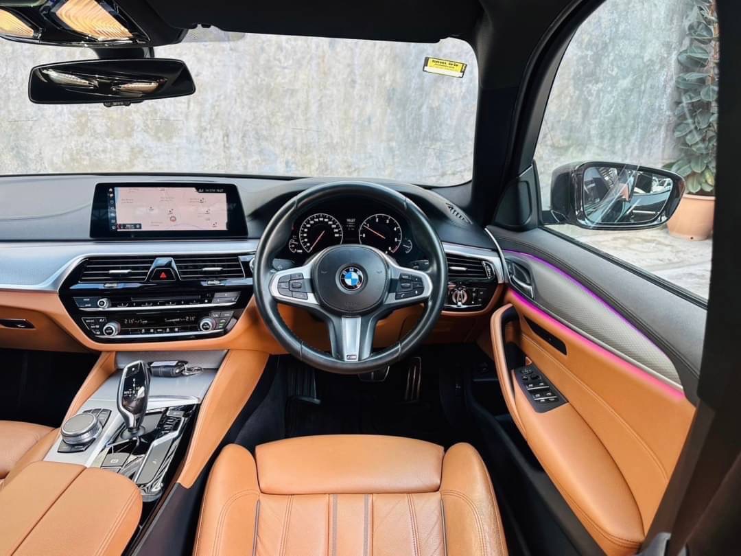 2018 BMW 5 Series G30 520d สีดำ (รูปที่ 16)