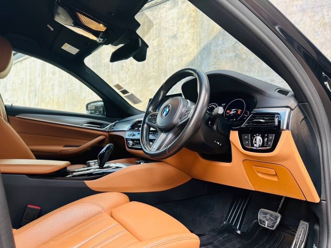 2018 BMW 5 Series G30 520d สีดำ (รูปที่ 3)