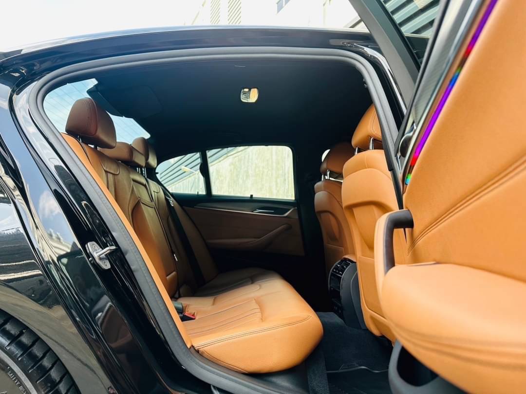 2018 BMW 5 Series G30 520d สีดำ (รูปที่ 11)