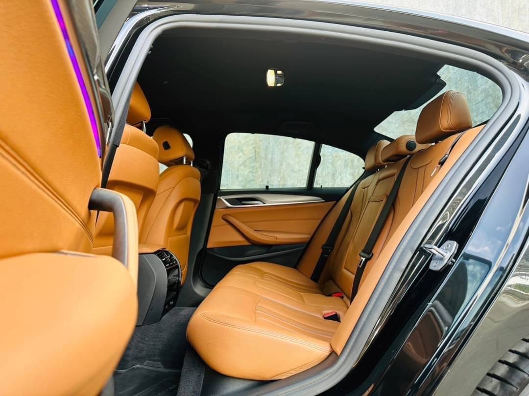 2018 BMW 5 Series G30 520d สีดำ (รูปที่ 17)