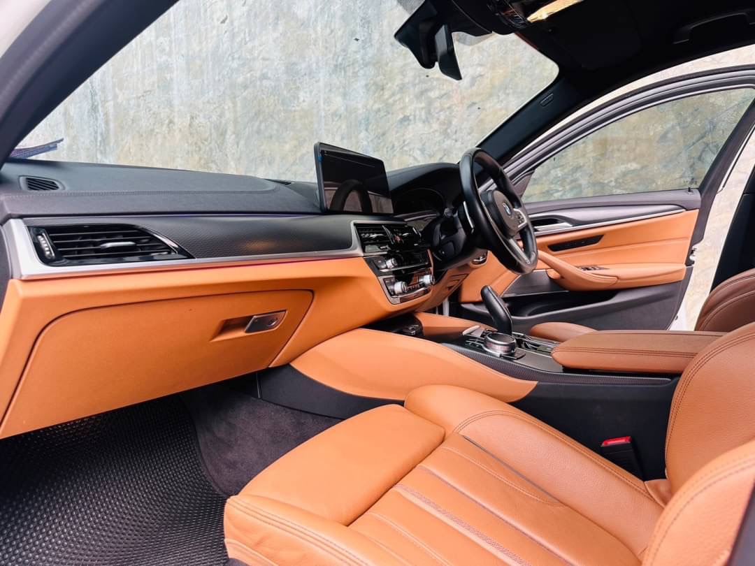 2021 BMW 5 Series G30 520d สีขาว (รูปที่ 11)