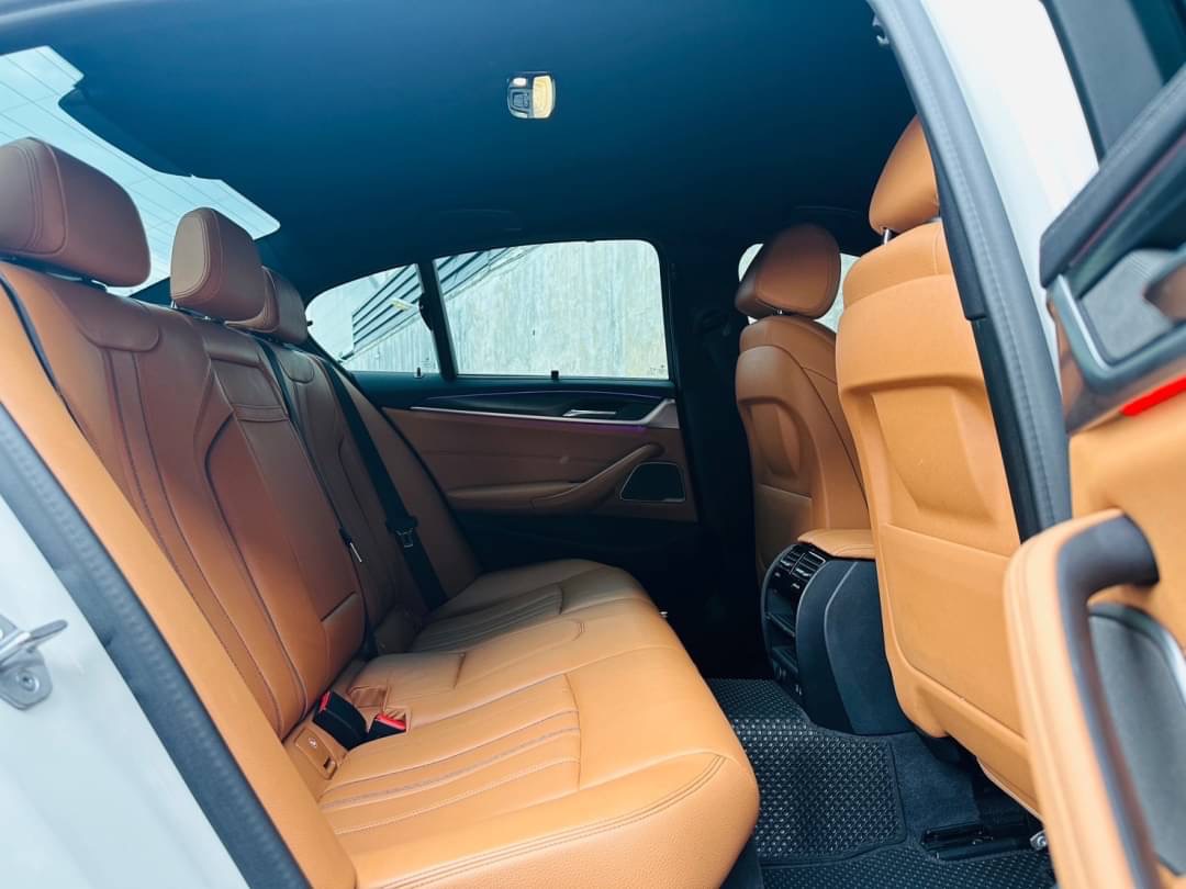 2021 BMW 5 Series G30 520d สีขาว (รูปที่ 18)