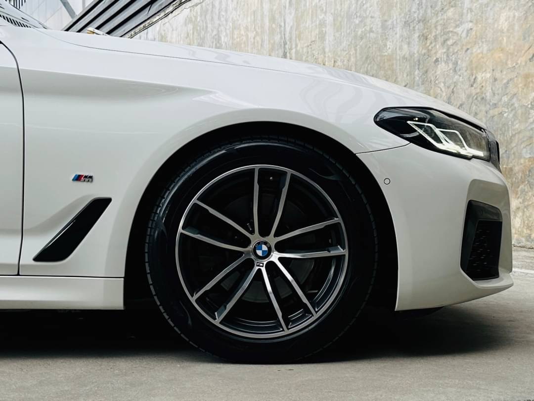 2021 BMW 5 Series G30 520d สีขาว (รูปที่ 9)