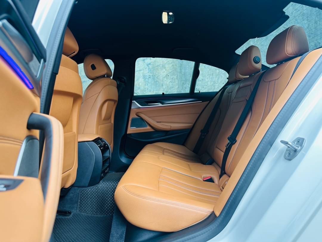 2021 BMW 5 Series G30 520d สีขาว (รูปที่ 19)