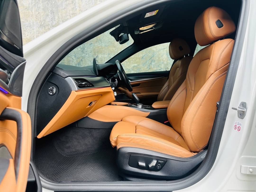 2021 BMW 5 Series G30 520d สีขาว (รูปที่ 20)