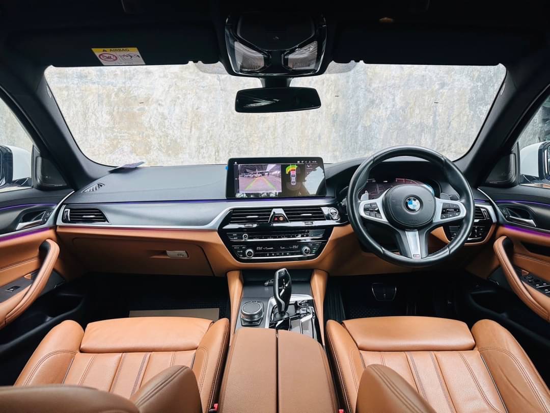 2021 BMW 5 Series G30 520d สีขาว (รูปที่ 15)
