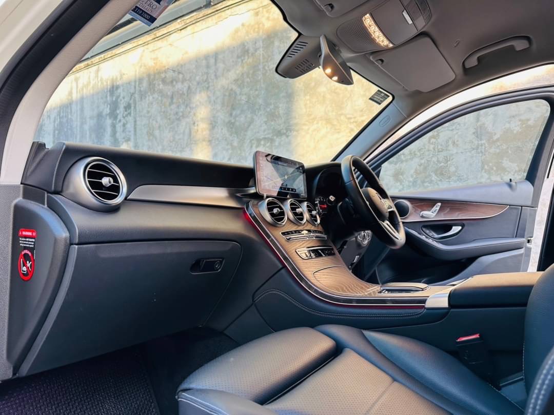 2020 Mercedes-Benz GLC-Class GLC 220 d AMG สีขาว (รูปที่ 9)