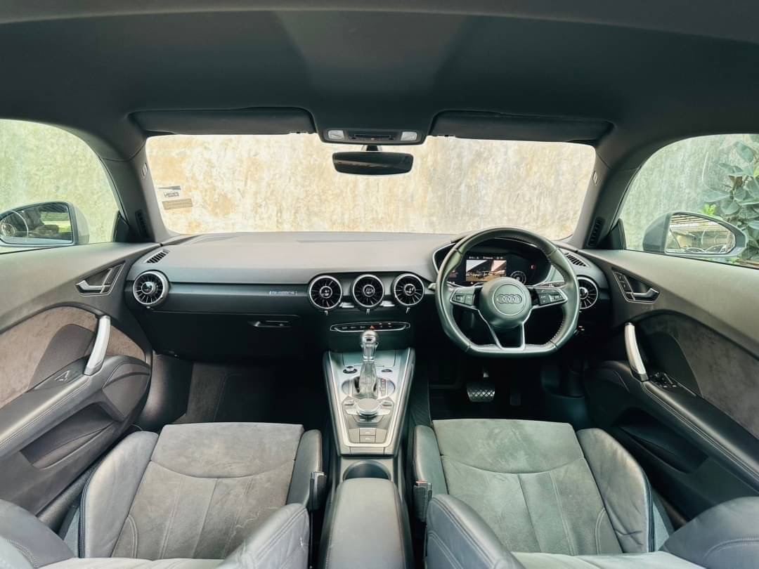 2020 Audi TT สีเทา (รูปที่ 12)