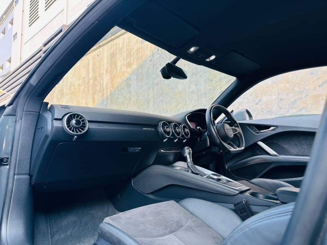 2020 Audi TT สีเทา (รูปที่ 11)