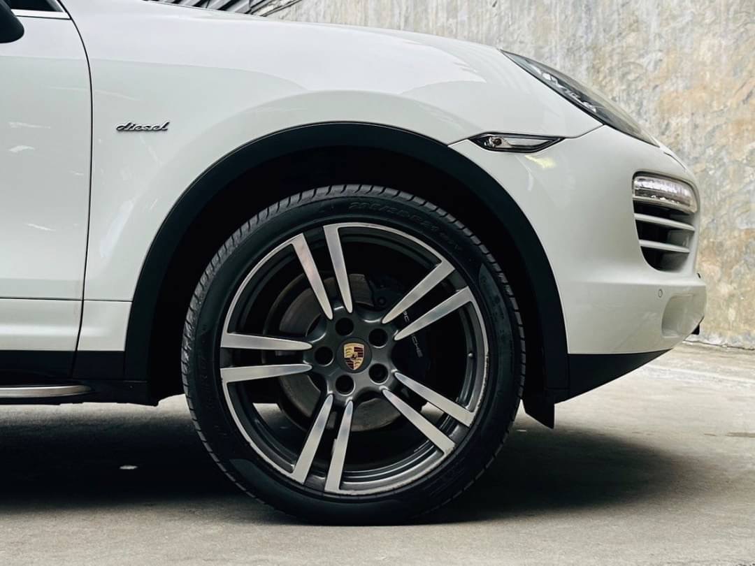 2013 Porsche Cayenne สีขาว (รูปที่ 4)