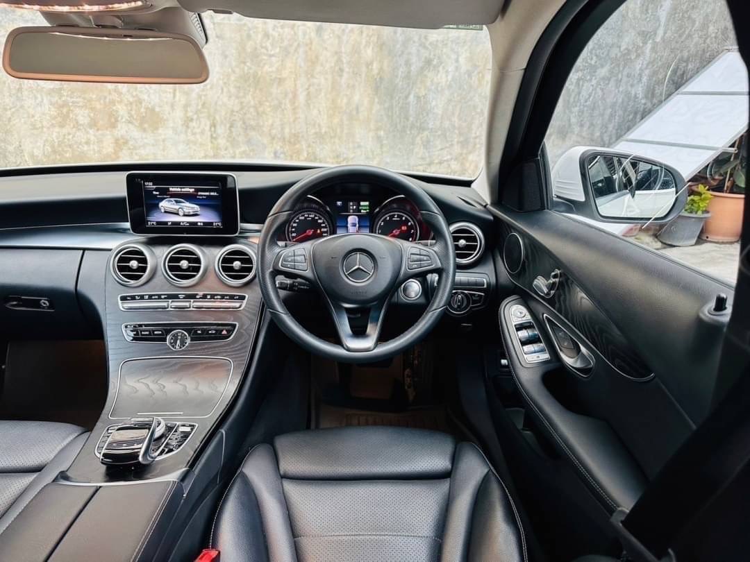 2018 Mercedes-Benz C-Class C 350 e AMG สีขาว (รูปที่ 11)