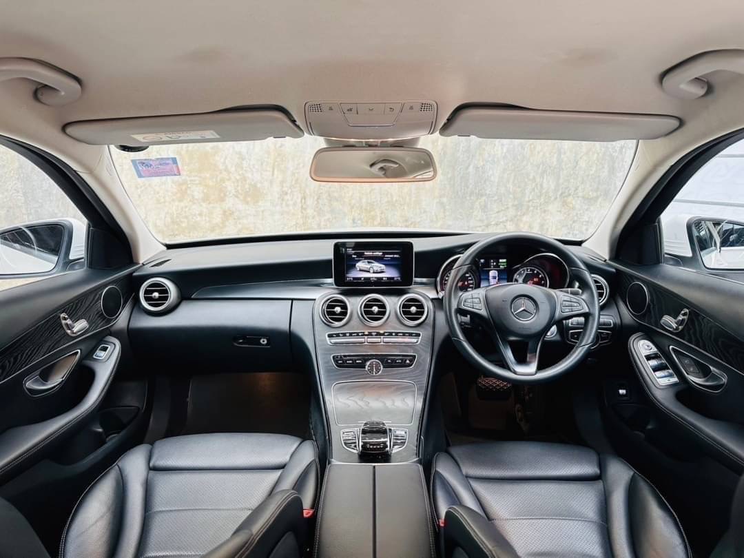 2018 Mercedes-Benz C-Class C 350 e AMG สีขาว (รูปที่ 6)