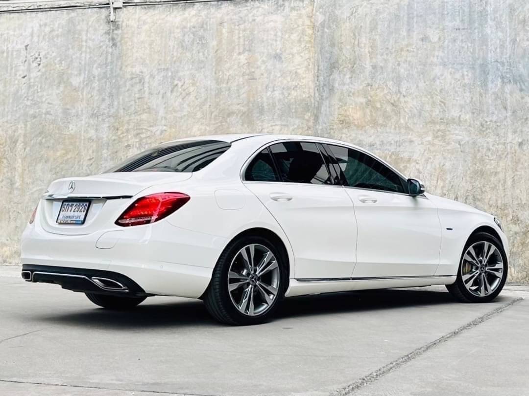 2018 Mercedes-Benz C-Class C 350 e AMG สีขาว (รูปที่ 10)