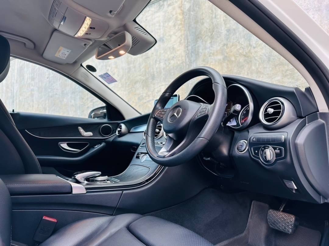 2018 Mercedes-Benz C-Class C 350 e AMG สีขาว (รูปที่ 9)