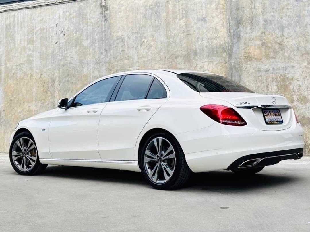2018 Mercedes-Benz C-Class C 350 e AMG สีขาว (รูปที่ 4)