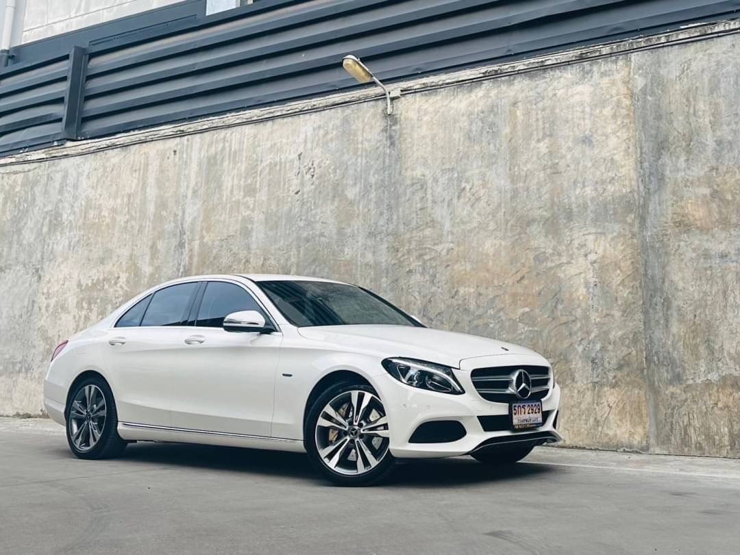 2018 Mercedes-Benz C-Class C 350 e AMG สีขาว (รูปที่ 3)