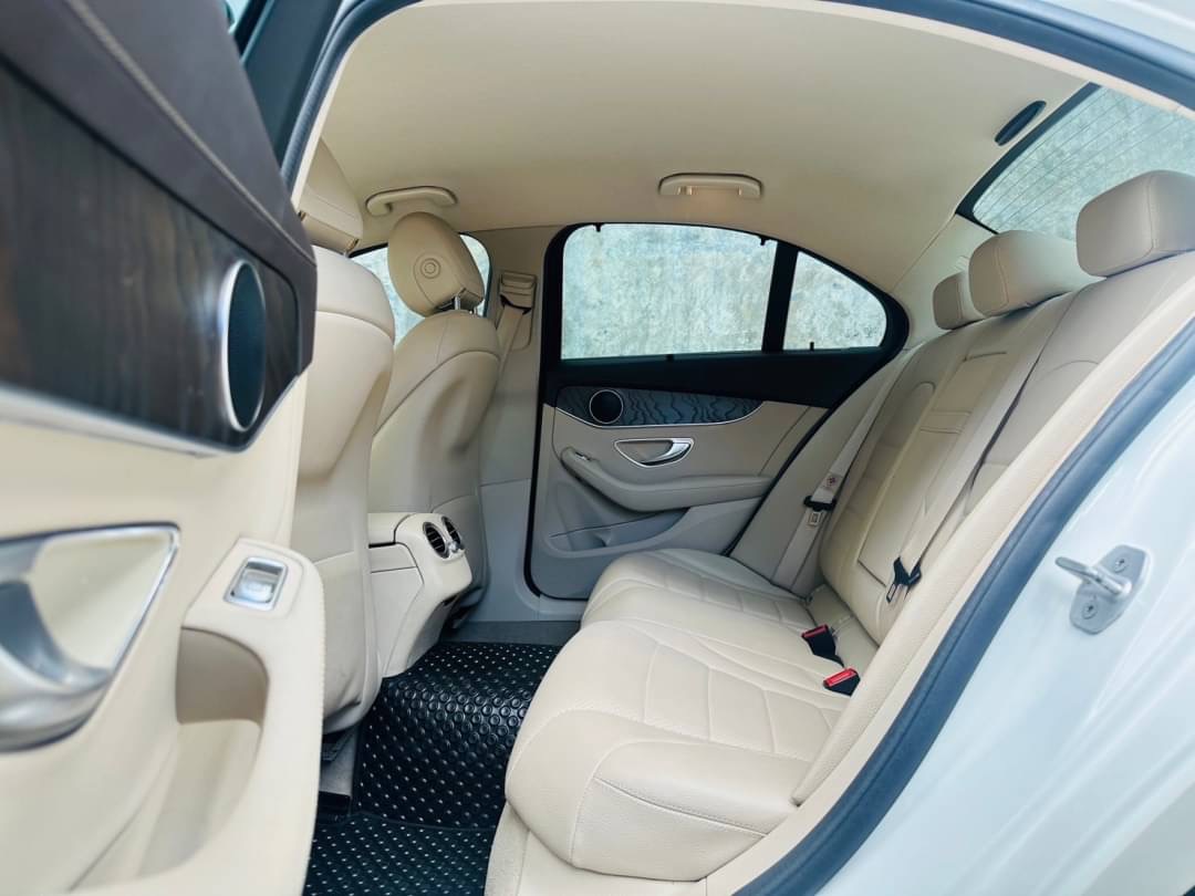 2017 Mercedes-Benz C-Class C 350 e AMG สีขาว (รูปที่ 14)