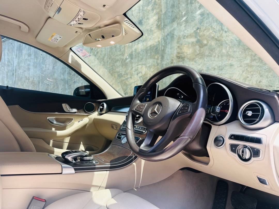 2017 Mercedes-Benz C-Class C 350 e AMG สีขาว (รูปที่ 7)