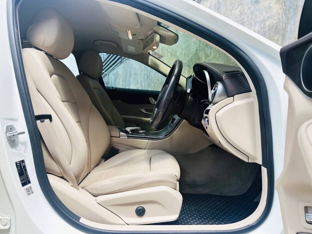 2017 Mercedes-Benz C-Class C 350 e AMG สีขาว (รูปที่ 6)