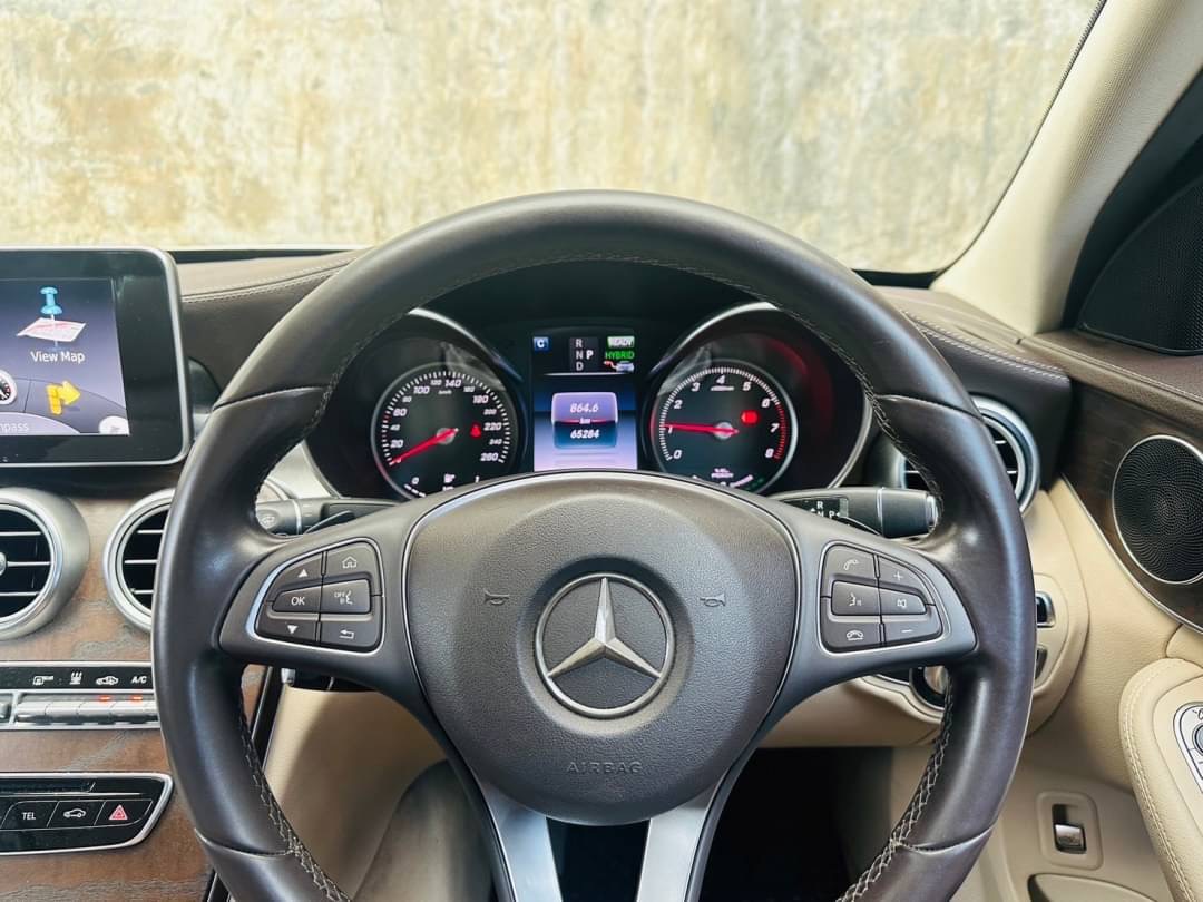 2017 Mercedes-Benz C-Class C 350 e AMG สีขาว (รูปที่ 12)