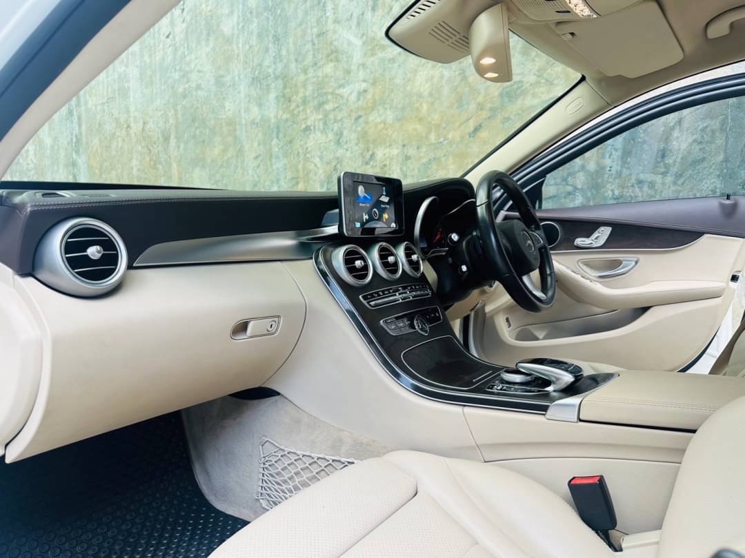 2017 Mercedes-Benz C-Class C 350 e AMG สีขาว (รูปที่ 15)
