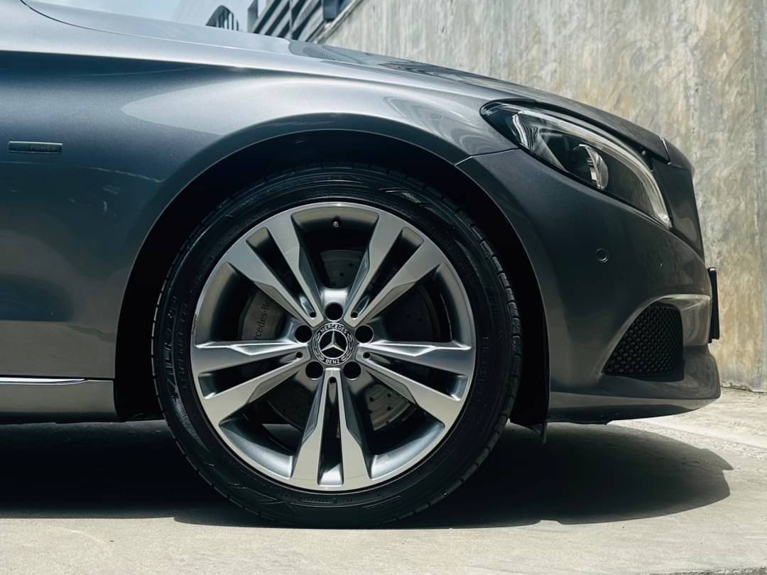 2018 Mercedes-Benz C-Class C 350 e AMG สีเทา (รูปที่ 4)