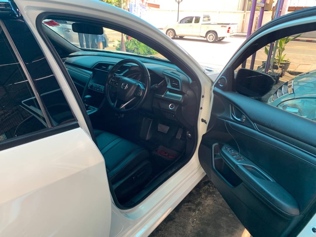 2018 Honda Civic Hatchback สีขาว (รูปที่ 12)
