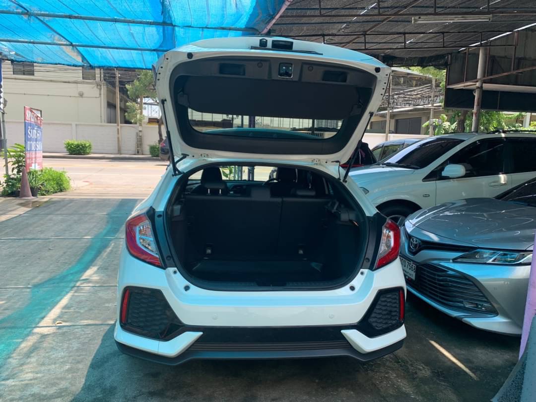 2018 Honda Civic Hatchback สีขาว (รูปที่ 8)