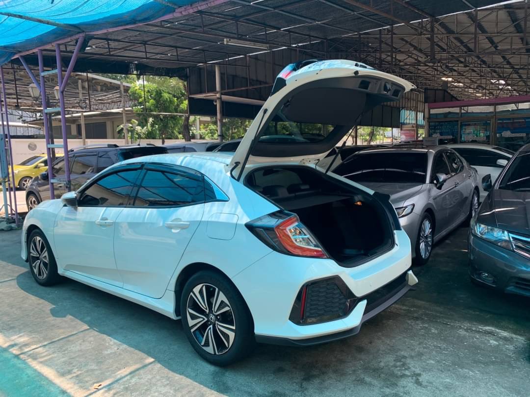 2018 Honda Civic Hatchback สีขาว (รูปที่ 6)