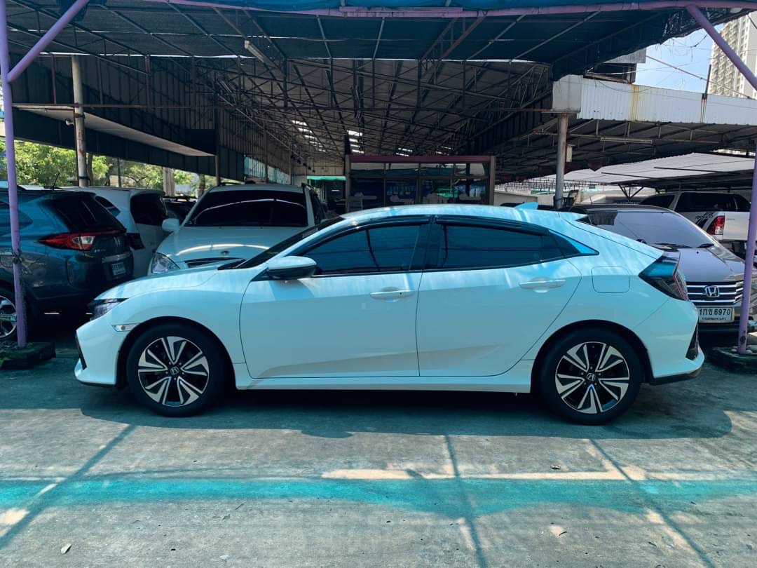 2018 Honda Civic Hatchback สีขาว (รูปที่ 18)