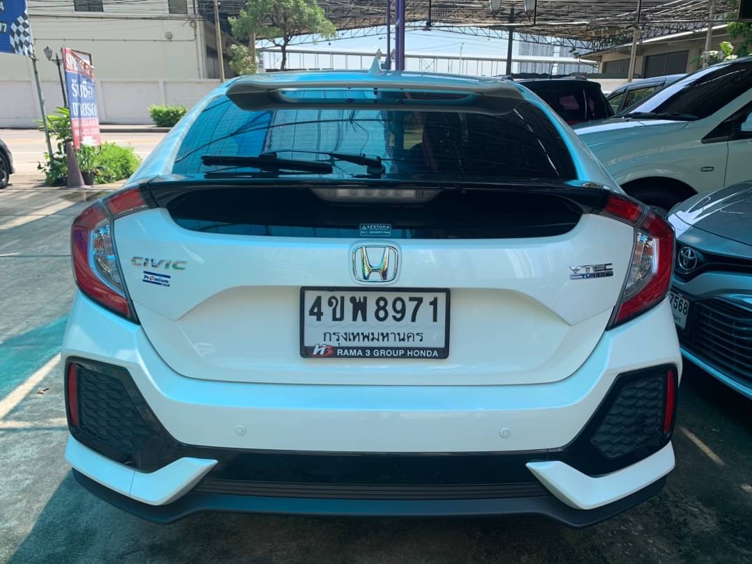 2018 Honda Civic Hatchback สีขาว (รูปที่ 16)